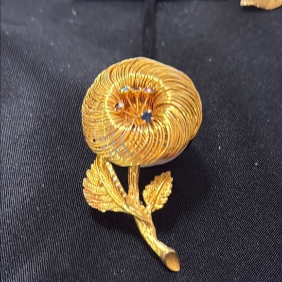 Jewelry - Elegant Gold Flower Brooch